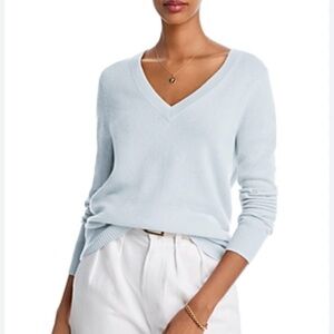 AQUA Cashmere
V-Neck Cashmere Sweater, light blue
